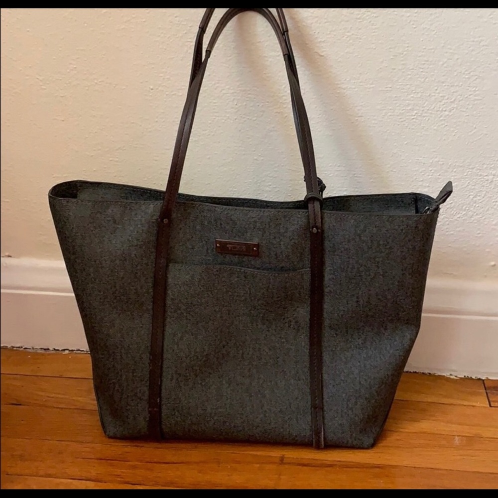 TUMI - Q Tote in Earl Grey